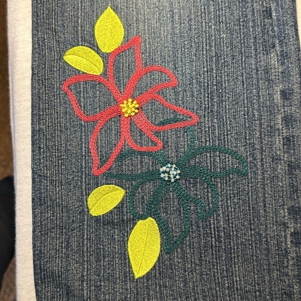 Lilly Pulitzer Women’s Size 8 Embroidered Jeans w Embroidered Parrots and Flower - Picture 3 of 12